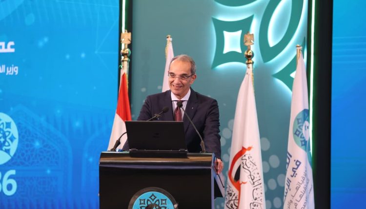 وزير الاتصالات المصري