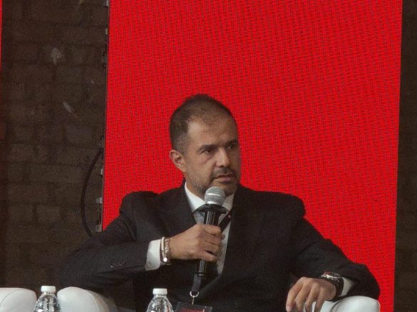 عمرو منصور